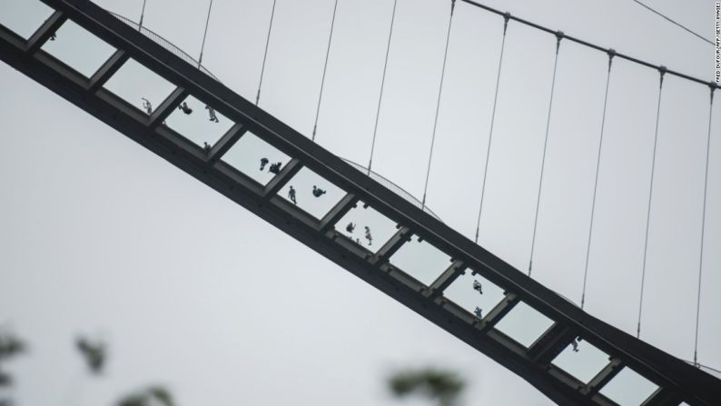 El puente de cristal — Un grupo de personas atraviesa el puente de cristal más alto y más largo del mundo en la provincia de Zhangjiajie, en China, el pasado 20 de agosto. El puente está dispuesto entre dos acantilados, tiene 430 metros de largo y seis de ancho y está a 300 metros del suelo.