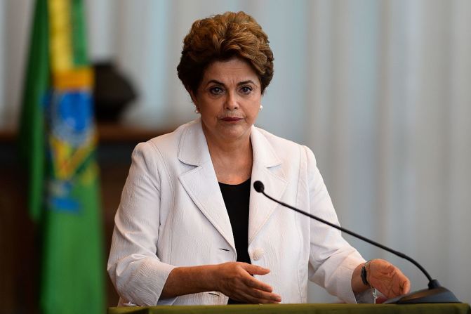 Juicio político a Dilma Rousseff — El Senado de Brasil abrió este jueves el juicio político contra la suspendida presidenta Dilma Rousseff, quien es acusada de modificar ilegalmente cuentas antes de su reelección en 2014 para ocultar un déficit en el presupuesto y seguir financiando programas sociales populares. El próximo martes se llevará a cabo la votación en la que se requieren 54 votos para la destitución de Rousseff.