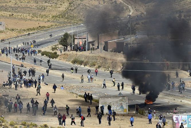 Asesinan viceministro en Bolivia — El viceministro del Régimen Interior y de Policía de Bolivia, Rodolfo Illanes, fue secuestrado y asesinado este jueves presuntamente por un grupo de mineros en la localidad de Panduro, en el Departamento de La Paz, según informó el ministro de Gobierno Carlos Romero. El presidente Evo Morales declaró tres días de duelo tras la muerte de Illanes, cuyo cuerpo fue recuperado este jueves en una carretera.