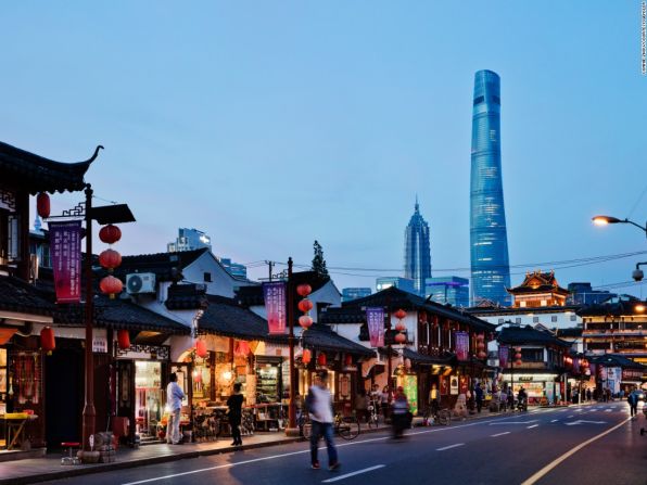 Torre de Shanghai, Shanghai, China – Ubicada en el floreciente distrito financiero de Lujiazui, en Shanghai y diseñada por los arquitectos Marshall Strabala y Jun Xia de la firma Gensler, su forma retorcida da cabida a fuertes vientos de tifón. La torre se completó a finales de 2015.