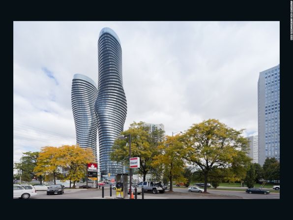 Las Torres del Condominio del Mundo del Absoluto E & D, Ontario, Canadá - Apodadas las torres 'Marylin Monroe' por los residentes locales debido a sus líneas fluidas y naturales, fueron diseñadas por MAD Arquitectos.