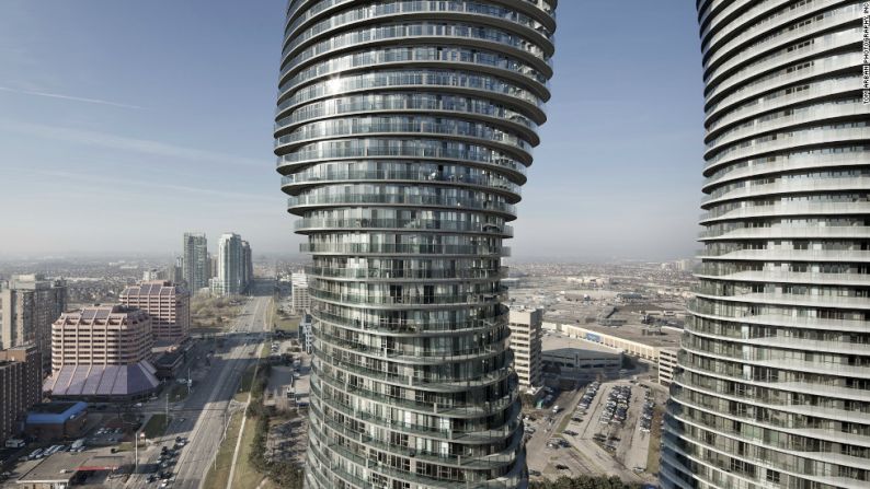 Las Torres del Condominio del Mundo del Absoluto E & D, Ontario, Canadá – Estas dos torres en espiral alcanzan los 176 y los 158 metros de altura.