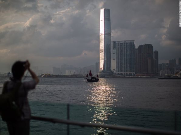 El Centro de Comercio Internacional, Hong Kong, China - El edificio más alto de Hong Kong tiene 108 pisos, pero si caminas dentro del edificio la historia es diferente. La tetrafobia de la ciudad -el miedo del número cuatro- significa que los pisos con ese número han sido omitidos y el centro de 484 metros de altura, se comercializa como un rascacielos de 118 pisos. El edificio fue diseñado por Kohn Pedersen Fox.