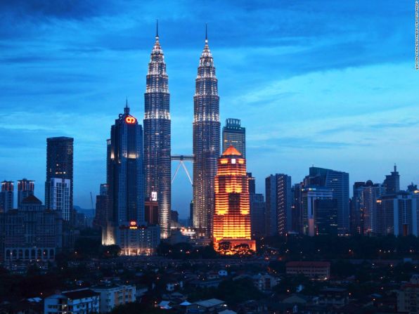 Torres Petronas 1 y 2, Kuala Lumpur, Malasia - El octavo rascacielos conjunto más alto terminado sigue siendo las torres gemelas más altas del mundo con 451,9 metros. Completado en 1996 e inaugurado en 1999, ha sido escenario de numerosos trucos espeluznantes. Felix Baumgartner estableció un récord mundial de salto BASE en 1999, al saltar desde una grúa de limpieza de ventanas. En 2009 el francés Alain Robert, conocido como 'Spiderman', escaló libremente a la cima de la Torre Dos sin equipo de seguridad, lo hizo en menos de dos horas. Fue diseñado por César Pelli.