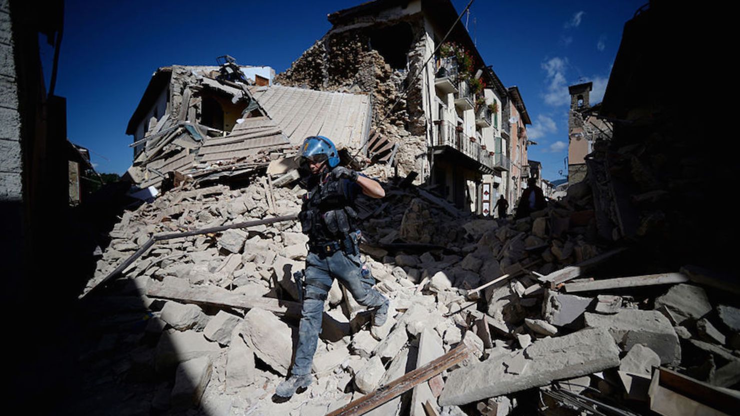 Un hombre camina sobre los escombros de una de las cientos de edificaciones que colapsaron en Amatrice por el terremoto de magnitud de 6,2, el 24 de agosto.