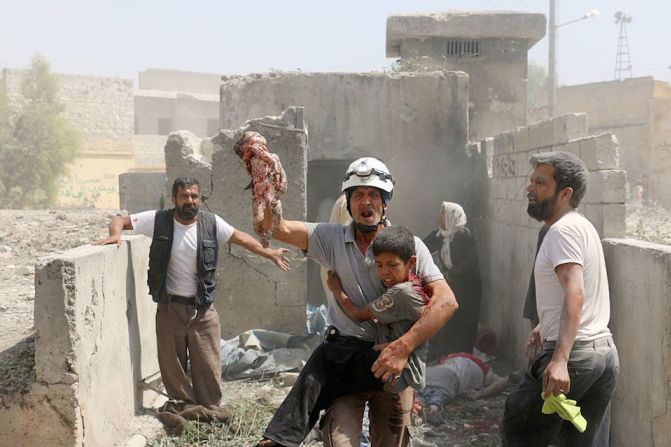 Una cruda imagen del nuevo ataque con bombas de barril en Aleppo. Varios niños están, otra vez, entre las víctimas.