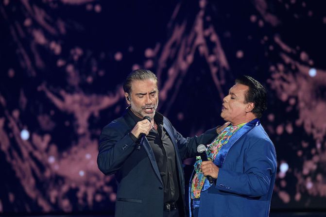 En Miami, el 28 de abril de 2016, cantando junto a Alejandro Fernández en los Billboard Latin Music Awards.