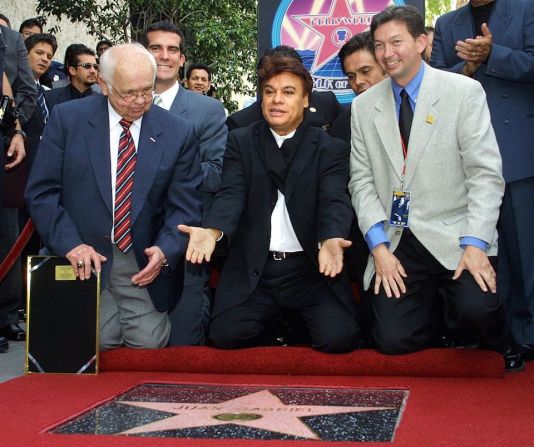 El día que Juan Gabriel develó su estrella en el Paseo de la Fama de Hollywood, el 10 de mayo de 2002.