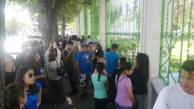 Un grupo de personas también se acercó este domingo a la casa del cantante mexicano en Santa Mónica, California.