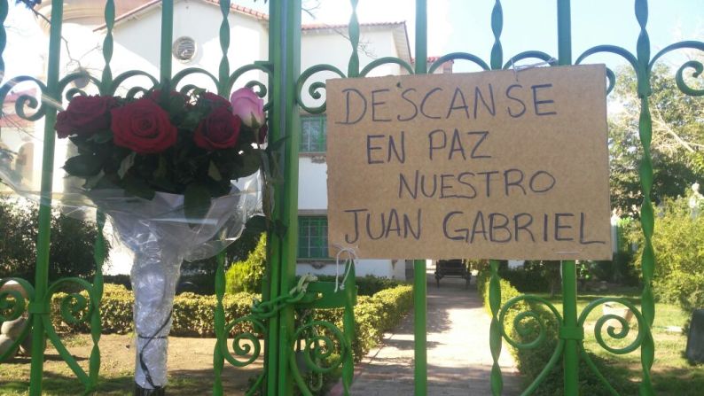 "Descanse en paz nuestro Juan Gabriel", dice un letrero puesto en la reja de la casa de 'el divo de Juárez' que falleció este 28 de agosto a los 66 años.