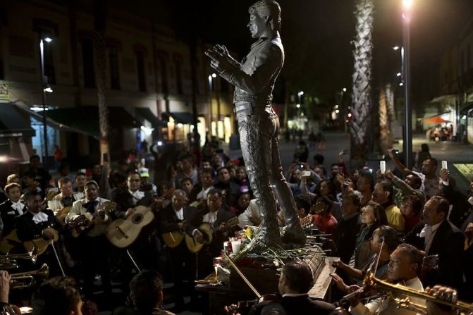 Fans y músicos se reunieron frente a la estatua de Juan Gabriel en la famosa Plaza Garibaldi de la Ciudad de México para homenajear al cantante.