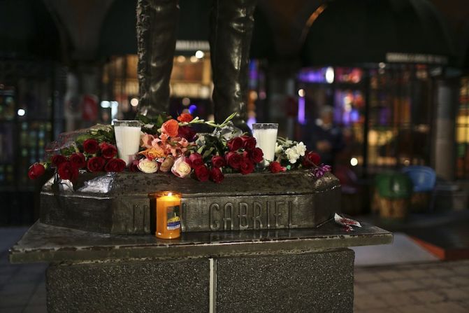 Juan Gabriel murió este domingo en su casa en Santa Mónica. Fans dejaron flores y velas al pie de su estatua.