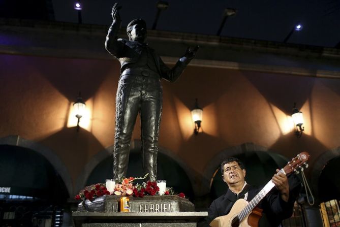 Un músico canta frente a su estatua, ante los asistentes que fueron a darle su último adiós al 'divo de Juárez'.