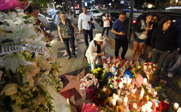 Otro de los puntos donde se concentraron los fans de Juan Gabriel fue el Paseo de la Fama de Hollywood, donde está la estrella del 'divo de Juárez'.