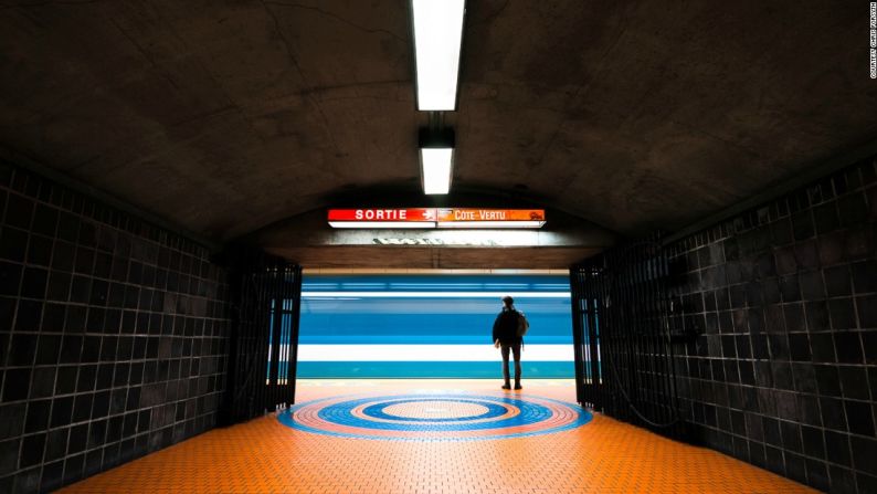 Jean-Talon, Montreal — En casi ninguna de las fotografías que toma Forsyth hay personas. Sin embargo en esta excepcional y rara imagen, aparece una figura solitaria que espera pacientemente en la plataforma. Aquí la estación Jean-Talon, en Montreal, Canadá.