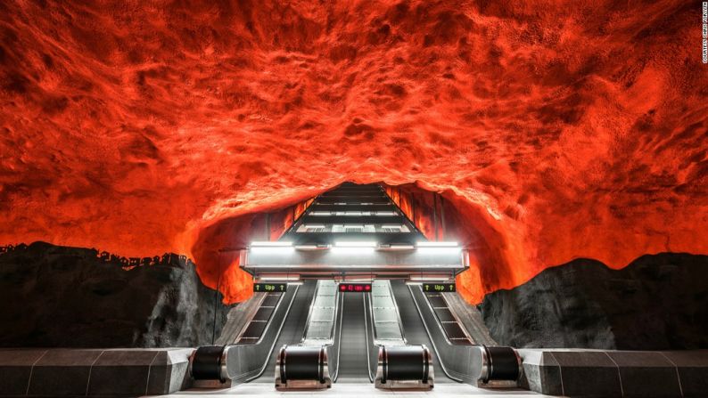 Solna Centrum, Estocolmo — “El Tunnelbana de Estocolmo es conocido como una de las exhibiciones de arte más grandes del mundo”, explica Forsyth. “Muchas de sus estaciones conservan su estructura original, en forma de cueva, con techos y paredes pintadas”. En esta imagen: Solna Centrum, en Estocolmo, Suecia.