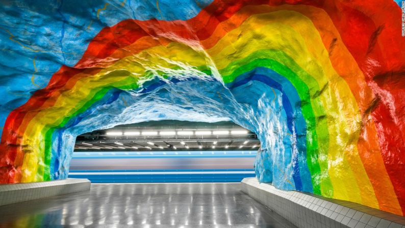 Stadion, Estocolmo — El sistema de metro de Estocolmo (conocido como Tunnelbana) se extiende por 110 kilómetros. Desde 1950, más de 150 artistas han dejado su firma en sus estaciones. Aquí la estación Stadion, en Estocolmo, Suecia.