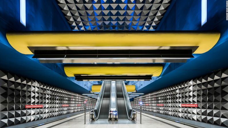 Olympia Einkaufszentrum, Múnich — El proyecto Metro de Forsyth empezó como un trabajo estudiantil y se volvió un archivo extendido de colaboración en internet. En esta imagen aparece el Olympia Einkaufszentrum, en Múnich, Alemania.