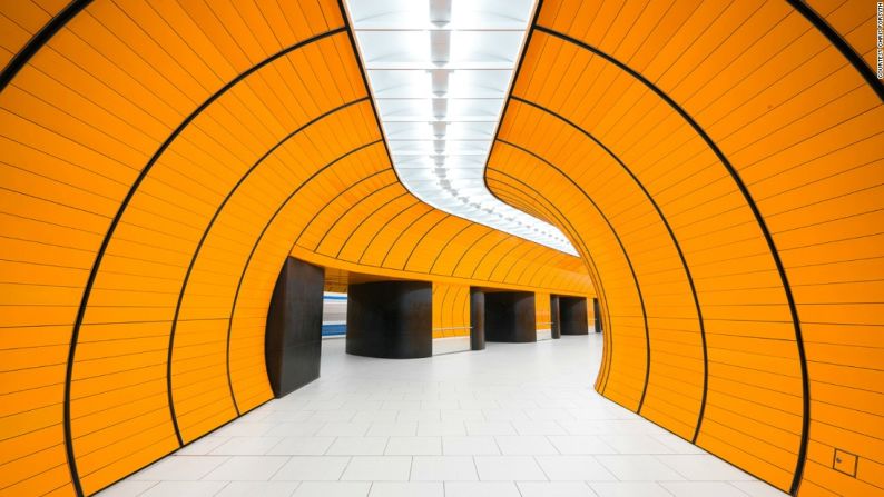 Marienplatz, Múnich — El fotógrafo Chris Forsyth quiere que apreciemos la belleza cotidiana de nuestros sistemas de transporte. Por eso duró dos años tomando fotografías de obras maestras arquitectónicas en las estaciones de transporte como por ejemplo esta, la estación Marienplatz, en Múnich, Alemania.