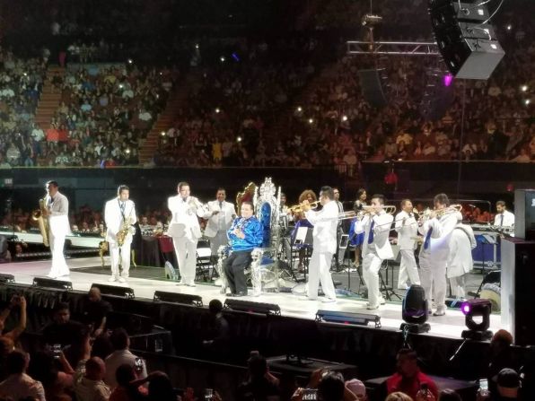 El escenario del Forum en Inglewood, California, se prestó para interactuar para su público.