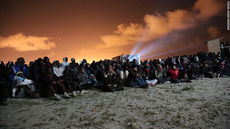 Secret Cinema proyectó una película en un campo de refugiados en Calais.