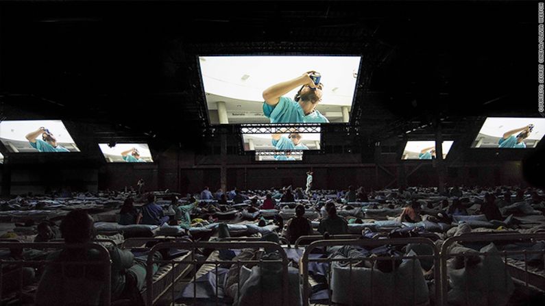 El público vio 'Exterminio' en un set lleno de camas de hospital.