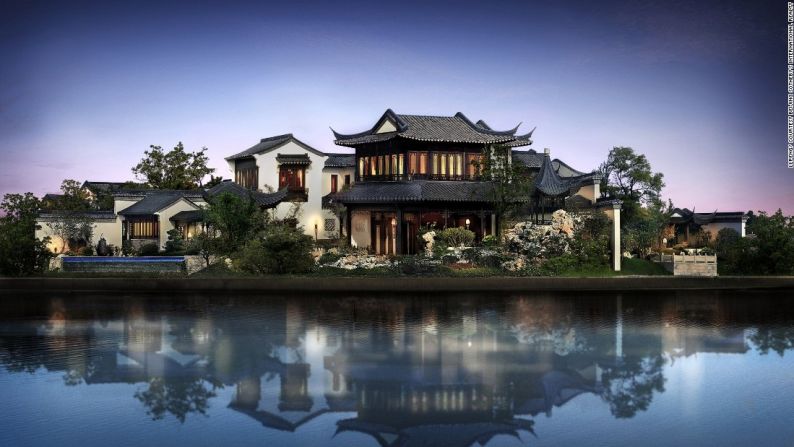 Unique Taohuayan, Suzhou, China | Está situada en una isla privada. La mansión cubre un área de 72.118 metros cuadrados. Tiene 32 habitaciones con sus respectivos baños.