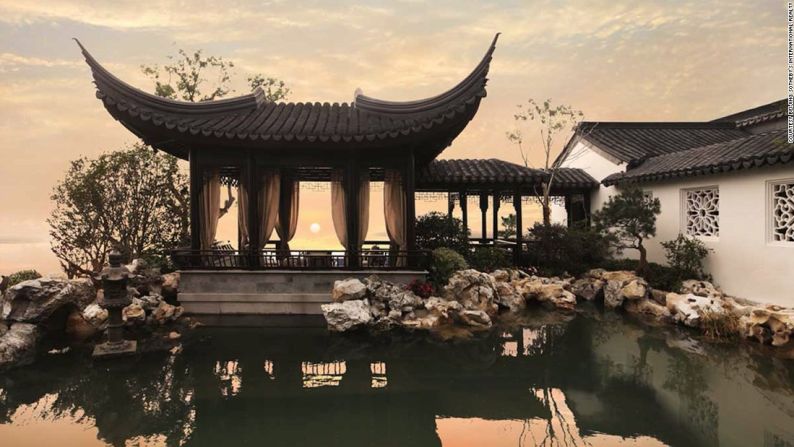 Unique Taohuayan, Suzhou, China | Xiangshangbang es una serie de destrezas arquitectónicas tradicionales chinas adjudicadas a los artesanos más finos del país y fueron usadas en los 21.527 metros cuadrados de los jardines de la mansión.