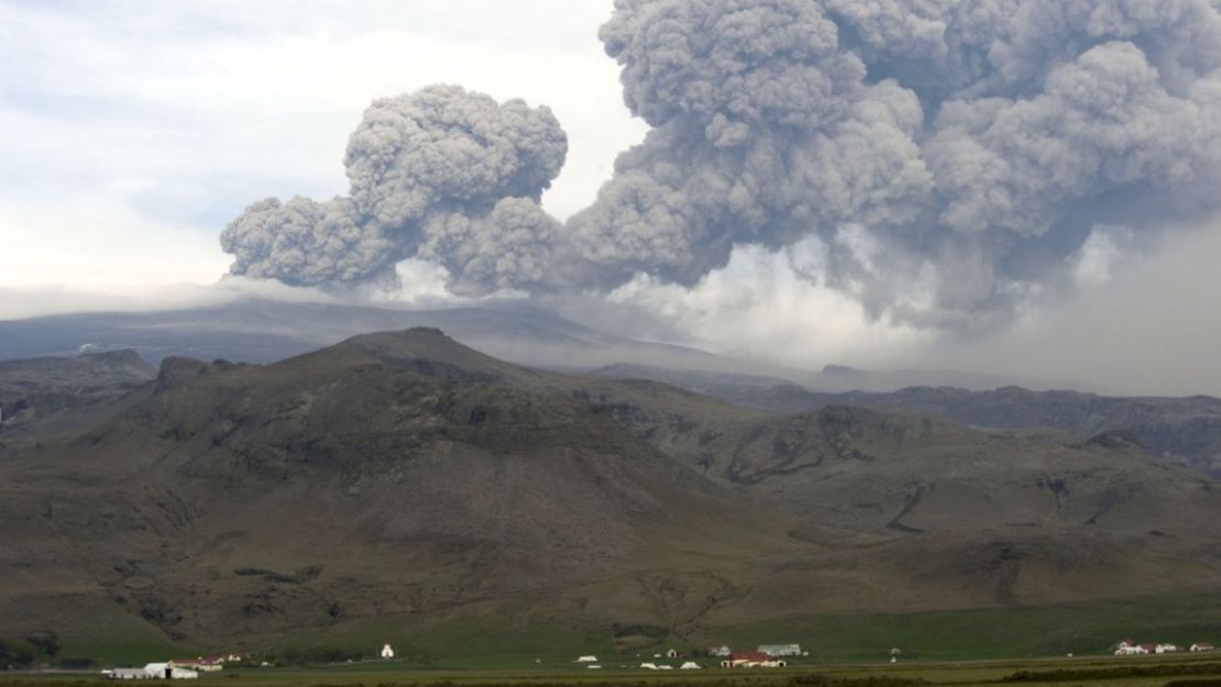 El volcán Eyjafjallajokull hizo erupción el 8 de mayo de 2010 en Hvolsvoellur, Islandia.