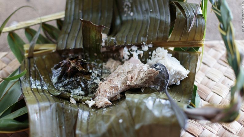 Umu, Samoa — Al igual que el lovo de Fiji, el umu de Samoa implica cocinar en la tierra. En esta imagen aparece un joven samoano que se alista para preparar un umu —con pescados frescos o sacrificando un cerdo, por ejemplo— horas antes de que el asado tradicional de los domingos empiece.