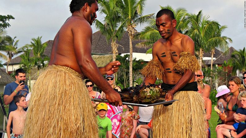 Lovo, Fiji — La barbacoa de Fiji, o lovo, incluye piedras calientes ubicadas a lo largo de un horno cavado en la tierra para cocinar lentamente la comida ahumada.