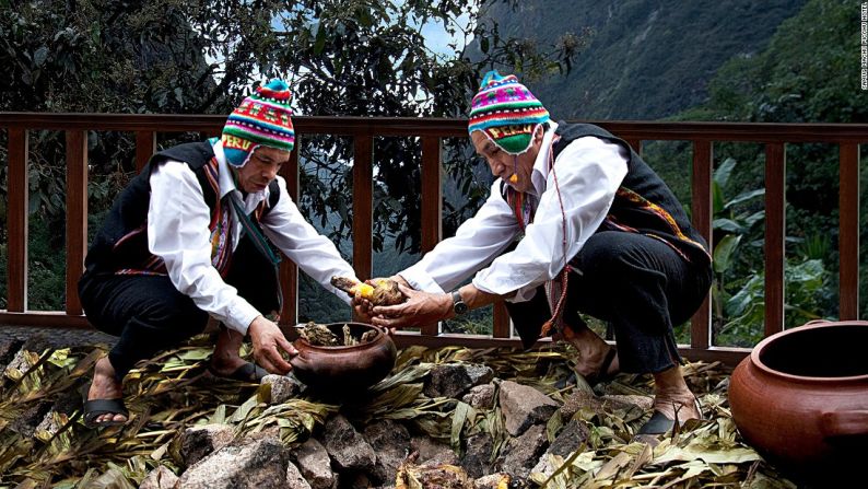 Pachamanca, Perú — El pachamanca (que significa ‘olla de tierra’ en quechua) es uno de los platos más tradicionales de la cocina inca. Allí cavan un hueco en el piso y lo llenan con piedras calientes para cocinar la comida.