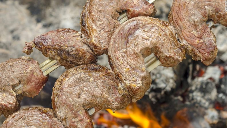 Churrasco, Brasil — Una churrascaría —restaurante típico brasileño que ofrece una cantidad infinita de carne a la parrilla directamente en la mesa del consumidor— es el paraíso de los carnívoros. El churrasco también se puede encontrar en otros países como Bolivia, Ecuador, Guatemala y Portugal.