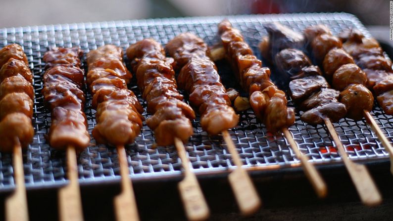 Yakitori, Japón — Desde tiras de piel de pollo hasta carne picada, el yakitori japonés —pollo asado con pinchos de bambú— es presentado en diferentes formas. Actualmente, su definición se ha expandido a brochetas con cualquier tipo de comida a la parrilla.