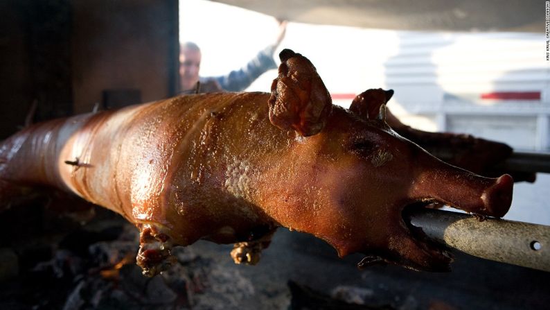 Lechón, Filipinas — El lechón de Filipinas es un cerdo bebé asado sobre una plancha de carbón vegetal o en un horno. La isla Cebú es considerada como el mejor lugar para comer lechón en ese país.