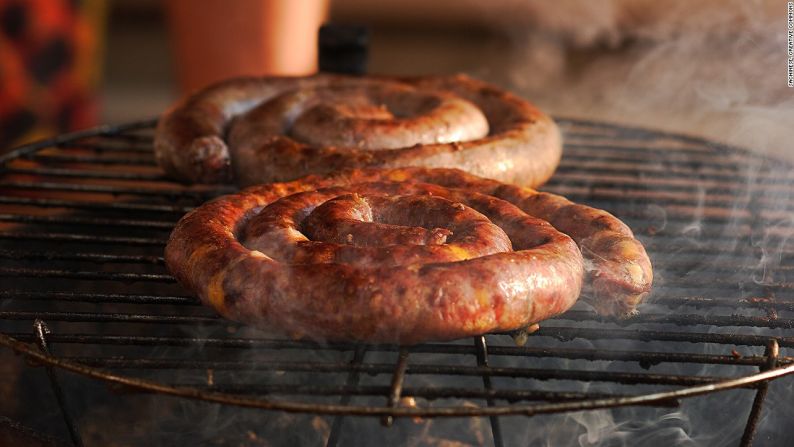 Braai, Sudáfrica — Una de las tradiciones culinarias más importantes de este país es el braai sudafricano en el que se reúnen los amigos, las familias y la comunidad alrededor de jugosos cortes de carne, salchichas y ‘sosaties’ de pollo, nombre tradicional de las brochetas.