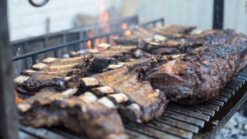 Asado, Argentina — Los asados en el patio trasero tipo americano podrían ser los más conocidos para muchos, pero en otros lugares también aman la combinación entre carnes y fuego. Argentina, por ejemplo, es uno de los países más apasionados por los asados. Muchos asisten a estos eventos donde hay abundante comida casi una vez a la semana.