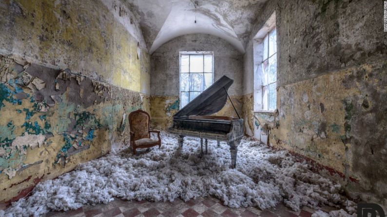 Un piano en el medio de un cuarto abandonado en un hospital en Alemania. Durante la Segunda Guerra mundial, los soldados alemanes que resultaron heridos en combates fueron atendidos en este lugar. Adolfo Hitler fue uno de esos pacientes. El lugar está siendo renovado en la actualidad.