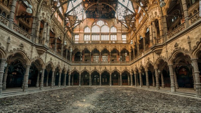 Una casa de comercio en Bélgica, la cual está siendo renovada.