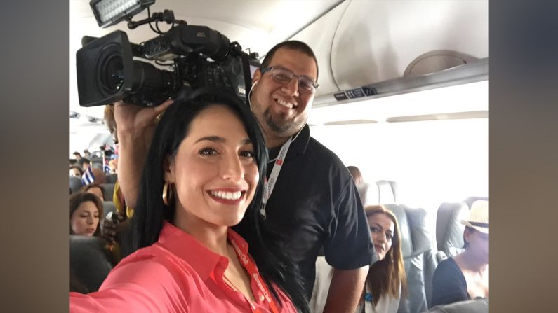 El camarógrafo Adrián Reyes y Alejandra Oraa entrevistando a algunos pasajeros antes de la salida del vuelo.