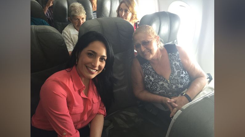 Alejandra Oraa pudo conversar con esta señora, una cubana que sale por primera vez de la isla, en el vuelo de regreso de JetBlue a Fort Lauderdale.