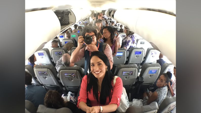 Alejandra Oraa junto a un reportero gráfico a bordo del vuelo 387 de JetBlue.