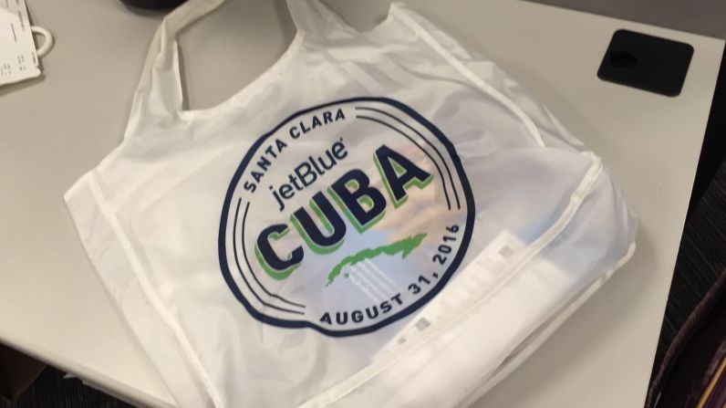 En los asientos, los pasajeros encontraron estas bolsas junto a una bandera de Cuba.