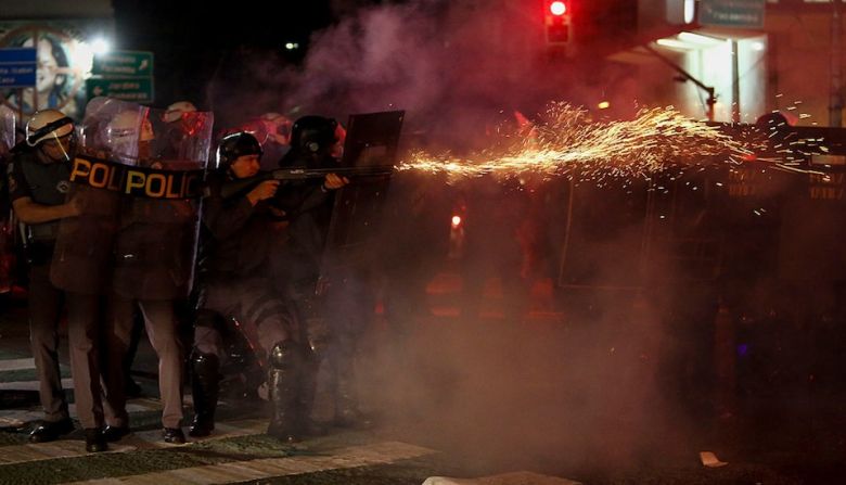 Los manifestantes se enfrentaron con la policía en Sao Paulo (MIGUEL SCHINCARIOL/AFP/Getty Images).