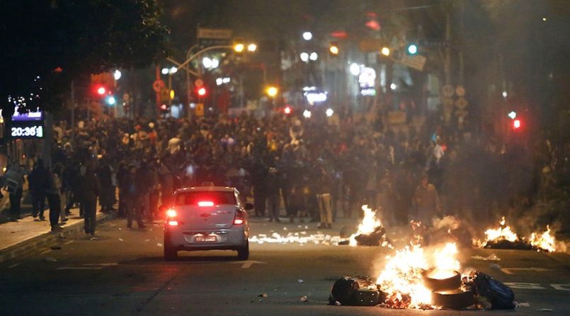 Los manifestantes también quemaron neumáticos en la calle.