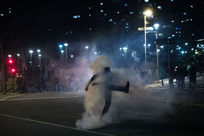 La policía lanzó gases lacrimógenos a los manifestantes.