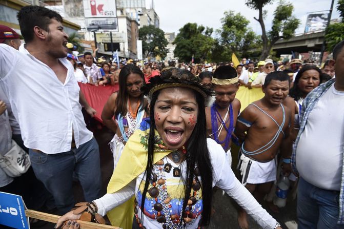 Un grupo de indígenas también participa en la marcha.