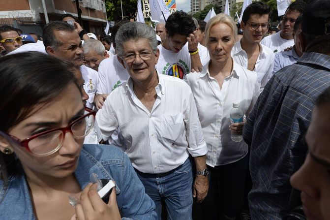 El presidente de la Asamblea Nacional de Venezuela Henry Ramos Allup (c) participa en la marcha.