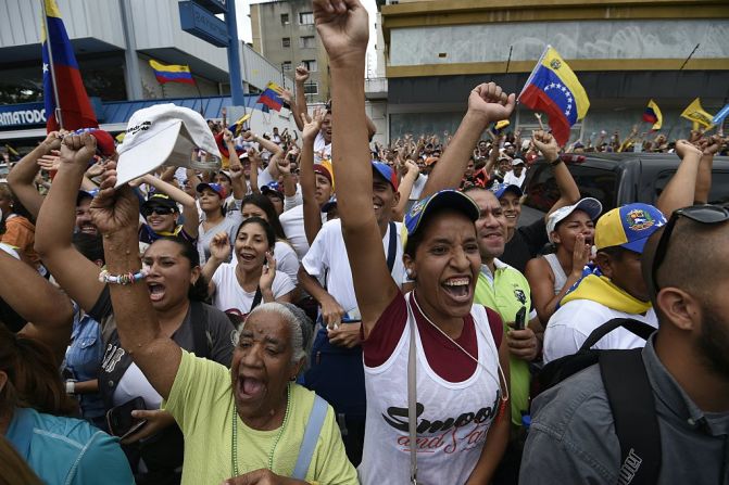 El líder opositor encarcelado Leopoldo López alentó a sus partidarios a ir a la marcha vestidos de blanco y reiteró que la marcha es no violenta.