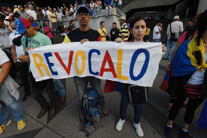 Venezolanos marchan este jueves en Caracas.